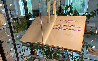 Otwarto wystawę poświęconą wizycie Jana Pawła II w Olsztynie. Można obejrzeć ponad 200 eksponatów
